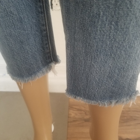 501 Levi's Medium Wash Distressed Button Fly Levi's Jeans. - Picture 4 of 15